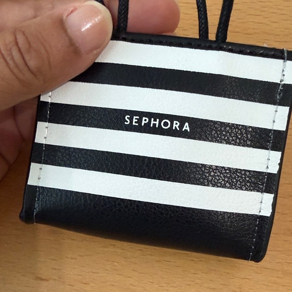 Collectors piece Sephora Striped Black and White Mini Bag keychain - Picture 3 of 3